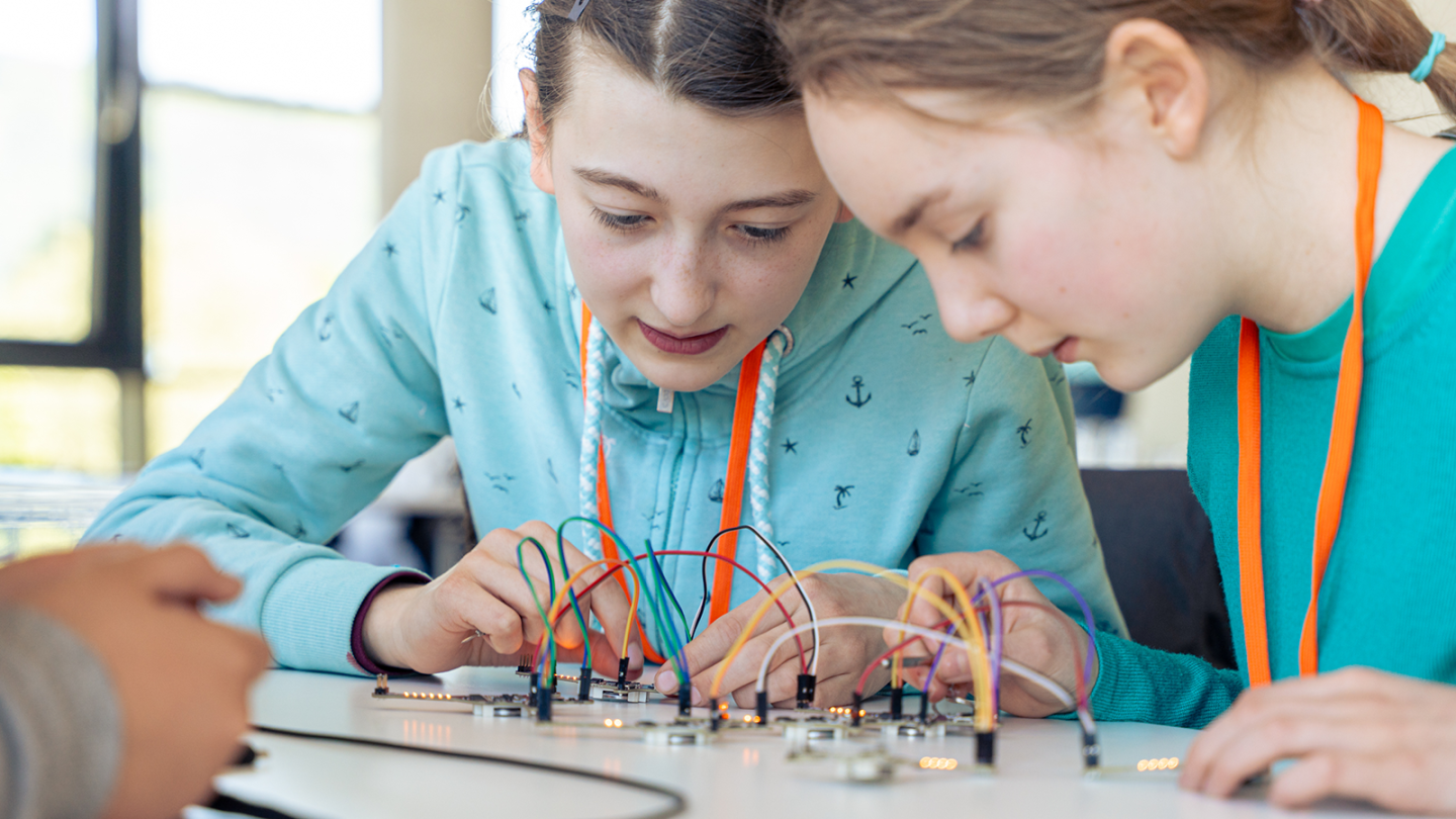 Photo of girls experimenting with Lu.i neurons