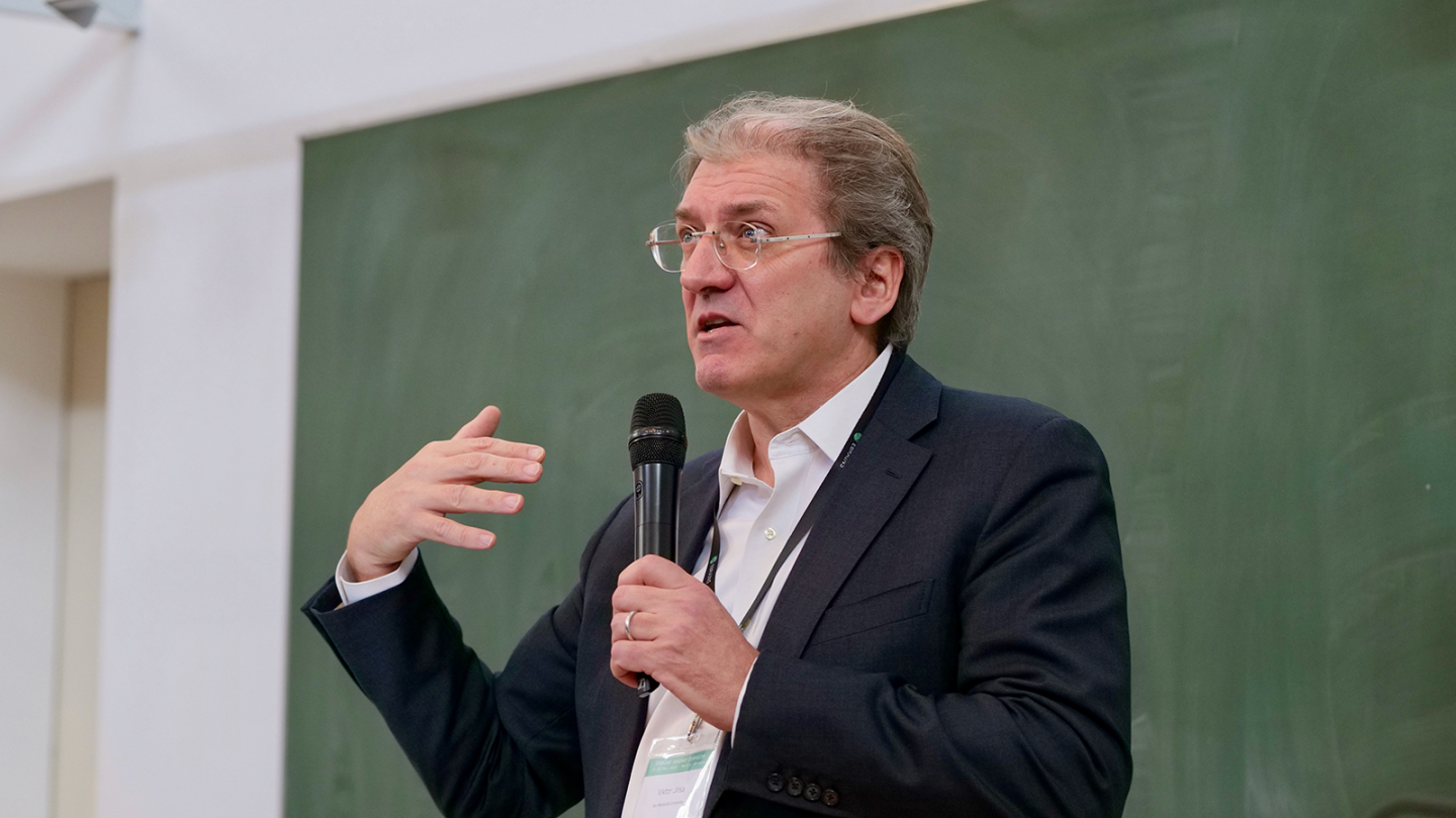 Photo of Viktor Jirsa at the EBRAINS Roadmap Symposium