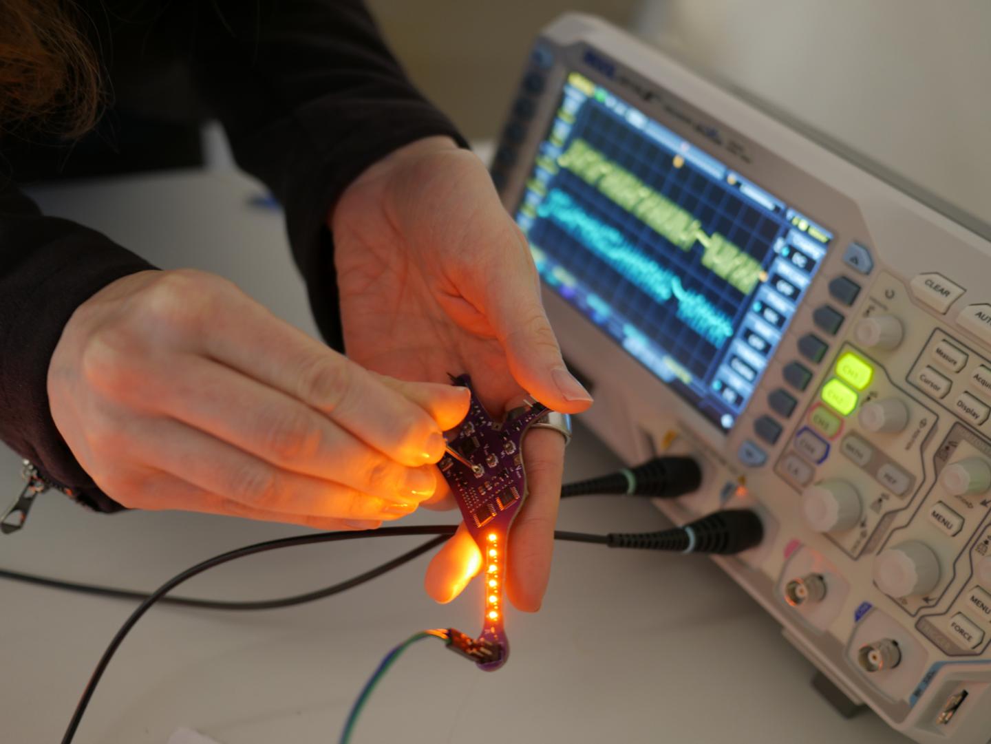 “Lu.i”, an electronic implementation of a neuron model