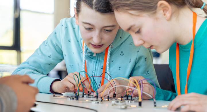 Photo of girls experimenting with Lu.i neurons