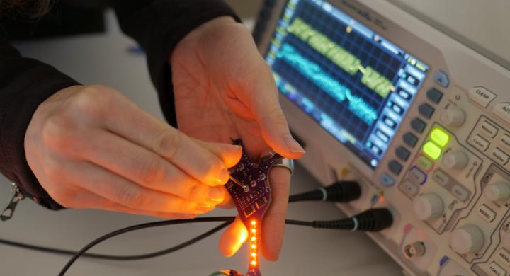 “Lu.i”, an electronic implementation of a neuron model