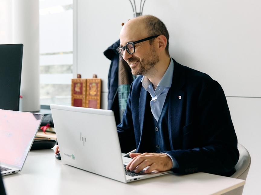 Communications officer of the EBRAINS AISBL at his laptop