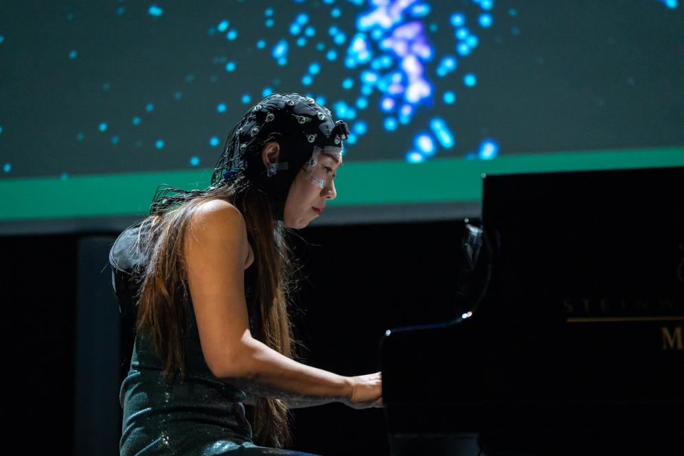 Photo of Mei Rui performing