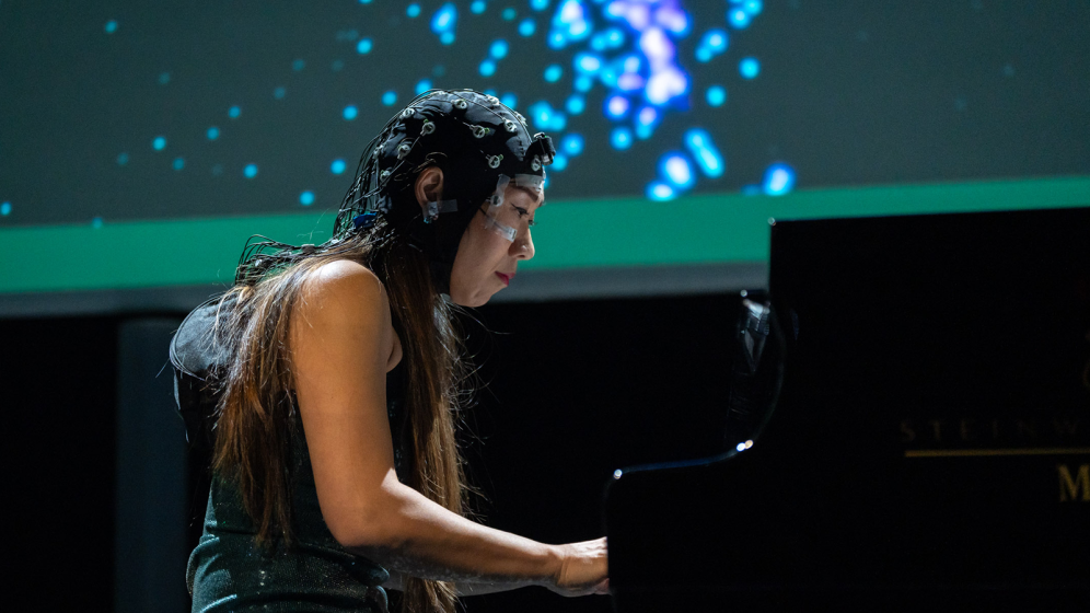 Photo of Mei Rui performing